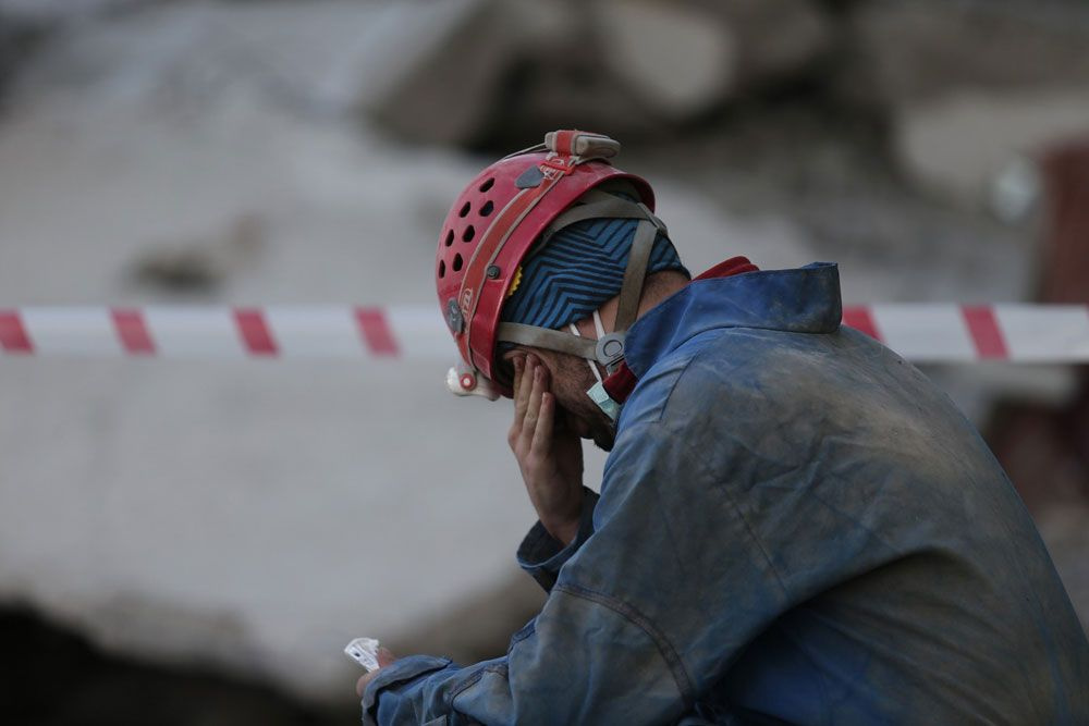 İzmir depremi sonrası kahreden anlar! Arama kurtarma personeli ağladı