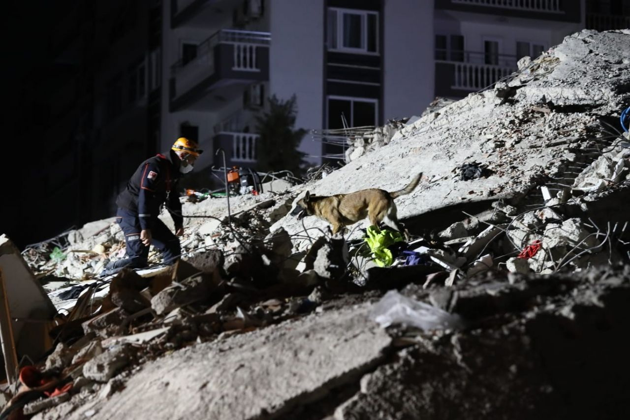 Erzincan'da ölen torunun adını Bayraklı'da yıkılan binaya vermiş! Emrah Apartmanı çöktü