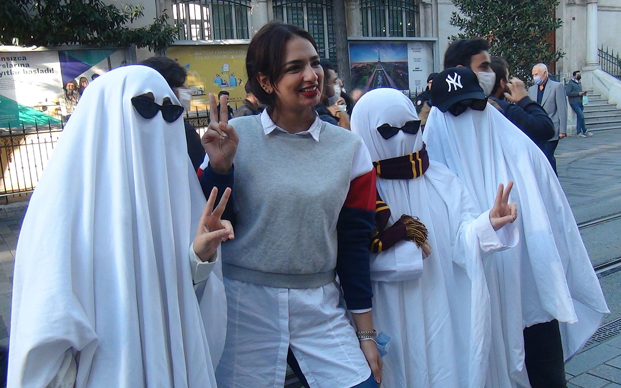  Taksim’de hayaletlere yoğun ilgi! Korkmak yerine sarılıp fotoğraf çektirdiler