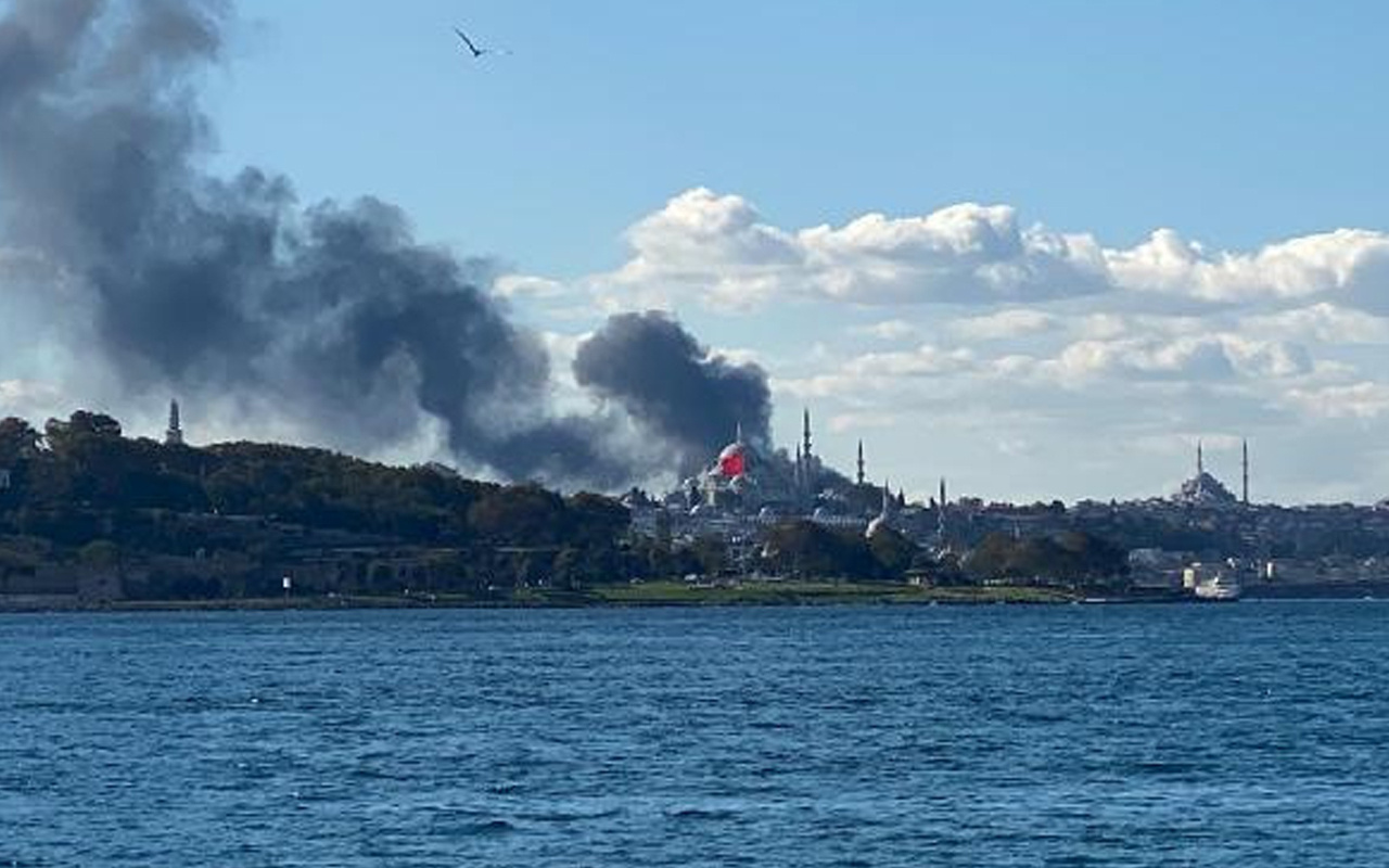 İstanbul'da Çapa Tıp Fakültesi'nde korkutan yangın! Dumanlar gökyüzü sardı