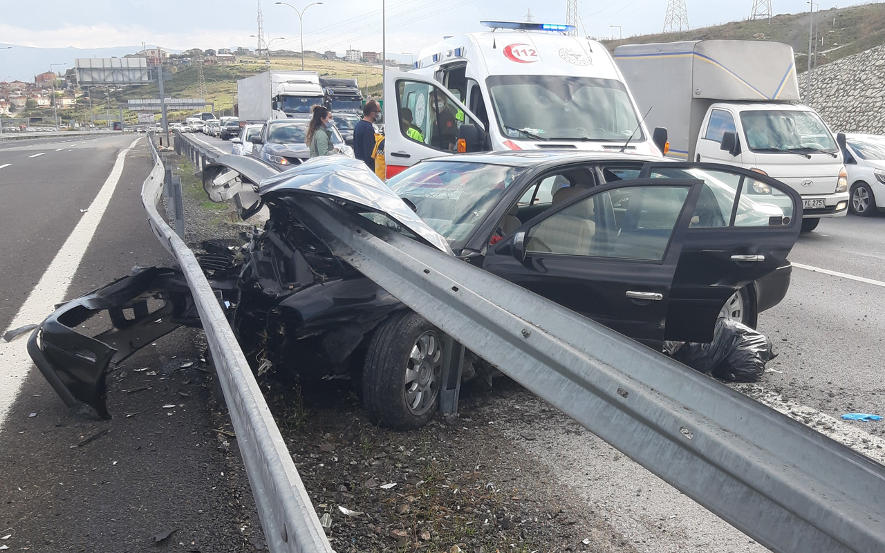 Kocaeli'de feci kaza! Otomobil bariyerlere saplandı