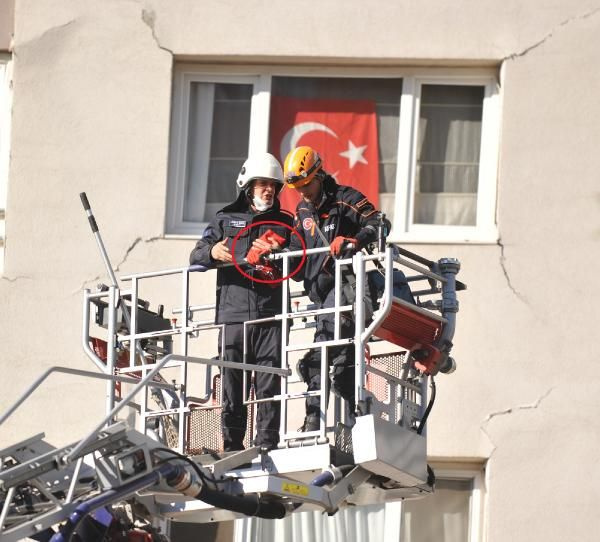 İzmir'de alkışlanacak hareket! Kurtarma ekibi yan yatan binadaki Türk bayrağını öpüp katlayarak indirdi