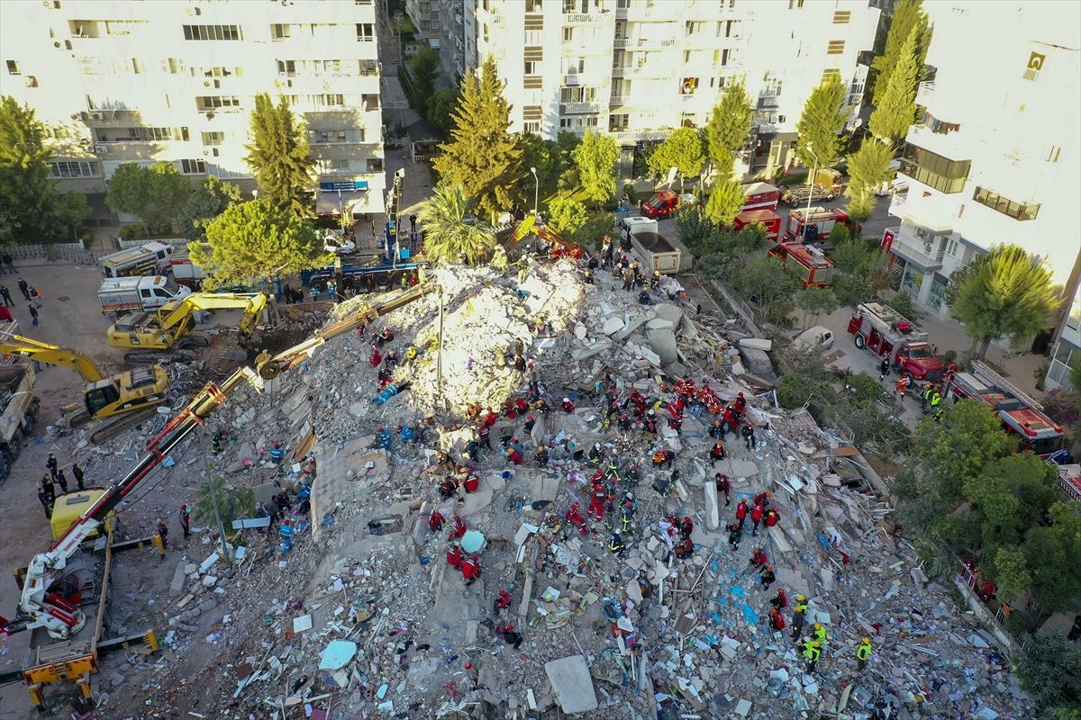 İzmir'deki Emrah Apartmanı'nda arama kurtarma sona erdi! 32 kişi öldü 15 kişi yaralı çıktı