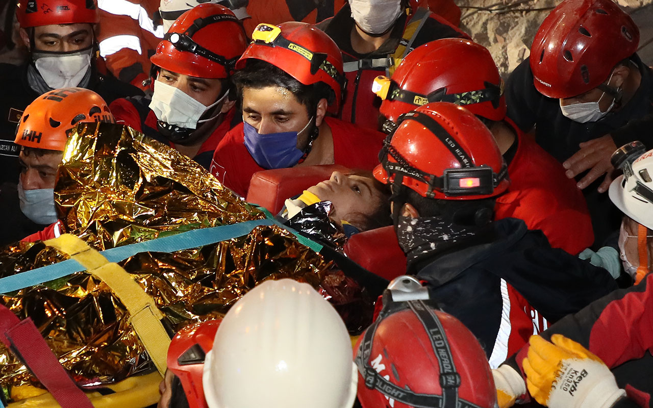 İzmir'deki depremden yaklaşık 58 saat sağ çıkarılan İdil'in itfaiyeci ile enkaz altındaki sohbeti