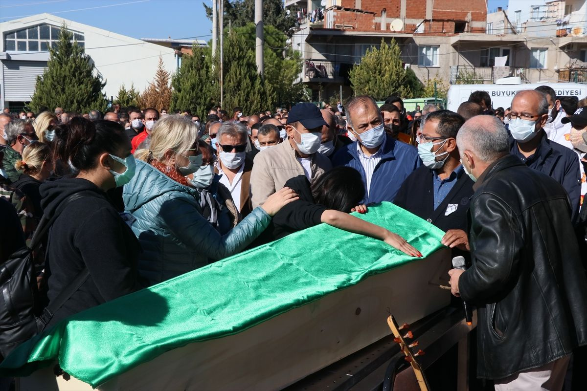 İzmir'de Ali Çağın Kaygusuz gözyaşlarıyla uğurlandı! Annesi ve nişanlısı tabuta sarıldı