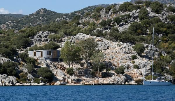 Antalya'da doğa harikası adaya kaçak yapılar için karar çıktı! İngiliz'e iki şok birden