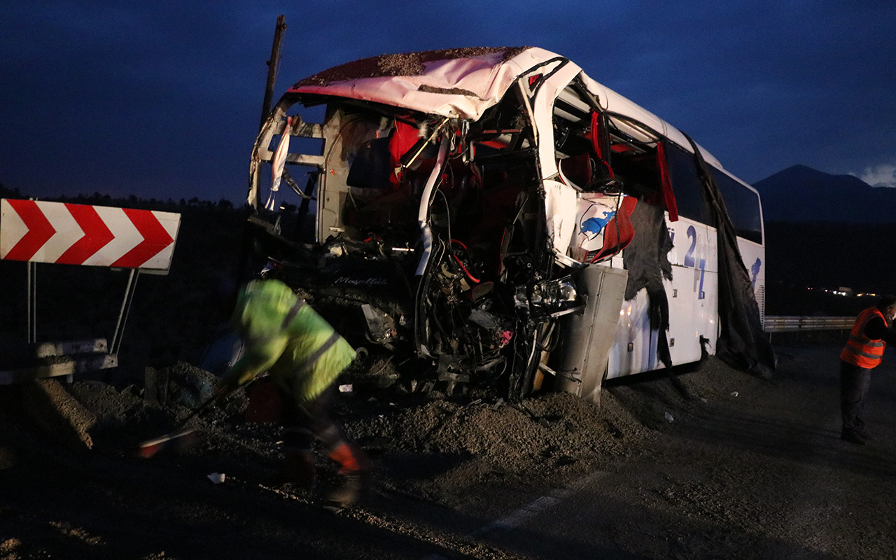 Bitlis'te TIR ve yolcu otobüsü çarpıştı 4 ölü 14 yaralı