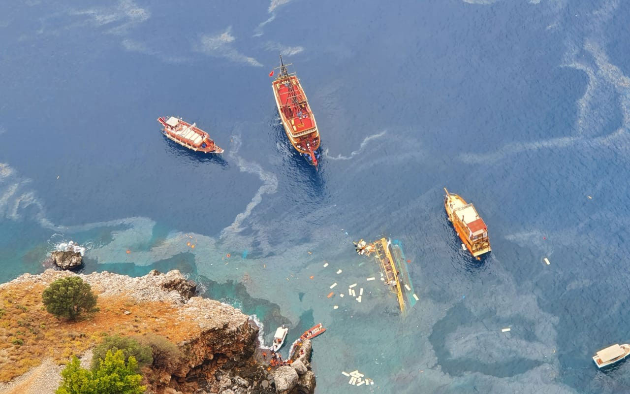 Antalya'da tur teknesi battı! Yolcuları kurtarma çalışmaları sürüyor