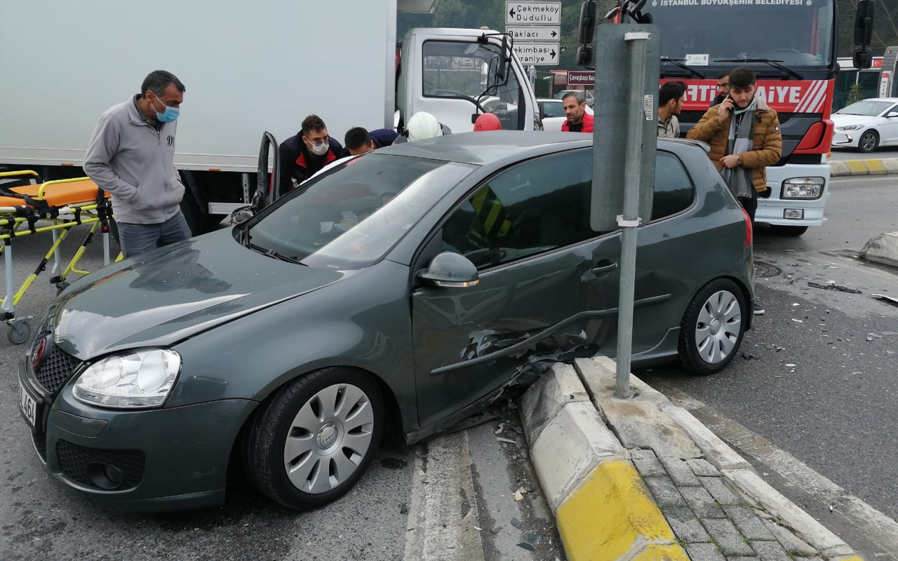 İstanbul'da kavşakta kamyonetle otomobil çarpıştı! Araç içinde sıkıştı