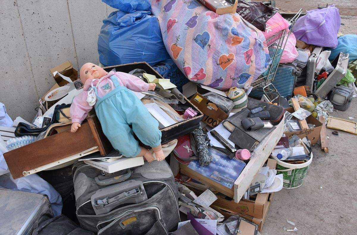 İzmir'deki depremde çöken Doğanlar Apartmanı'ndan geriye hüzün dolu anılar kaldı