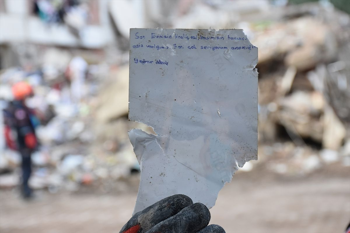 İzmir'deki depremde çöken Doğanlar Apartmanı'ndan geriye hüzün dolu anılar kaldı