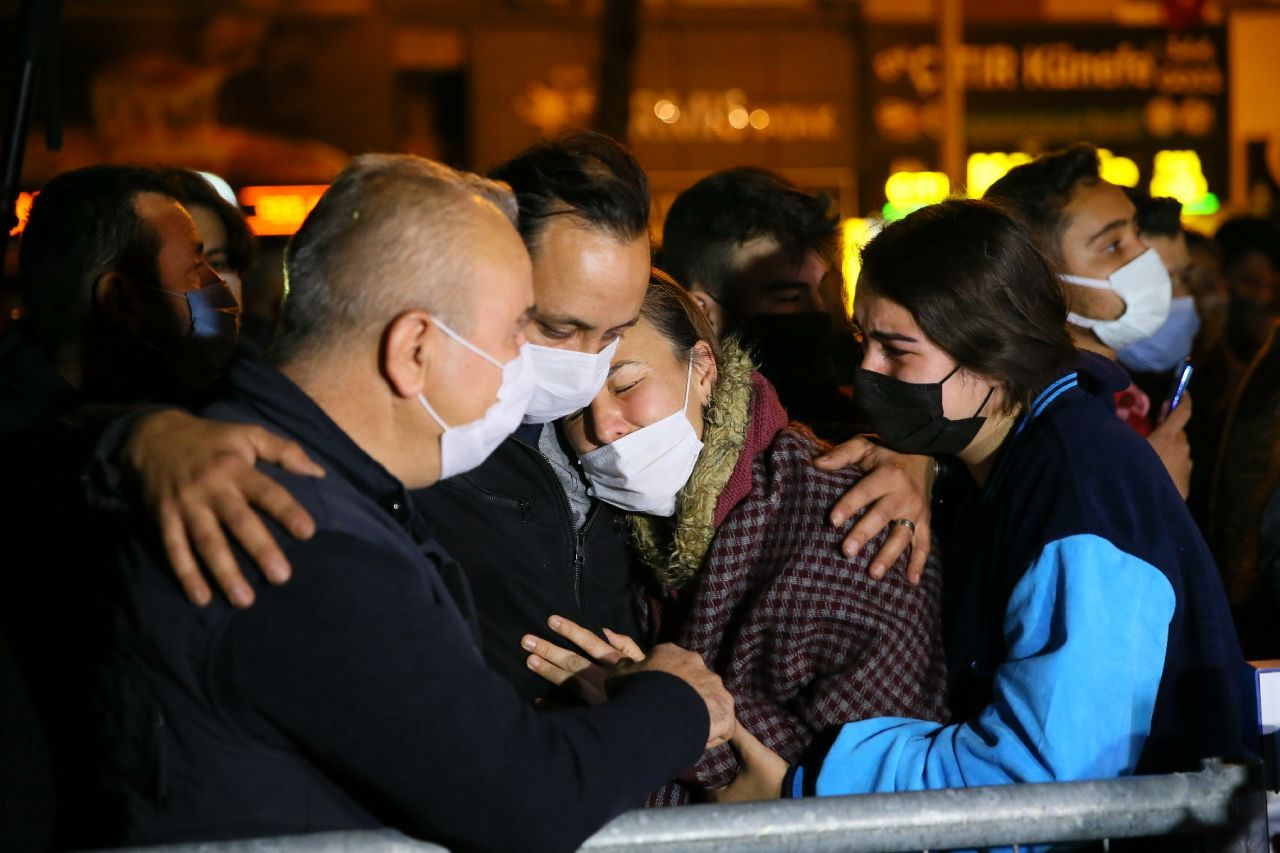 İzmir'deki depremde hayatını kaybedenler anıldı