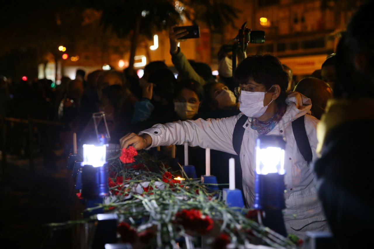 İzmir'deki depremde hayatını kaybedenler anıldı