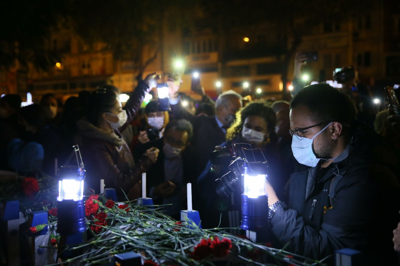 İzmir'deki depremde hayatını kaybedenler anıldı