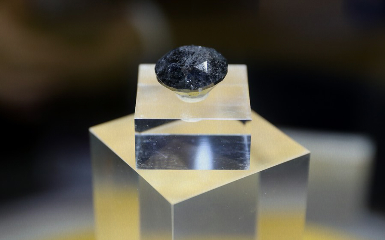 Çin'de paha biçilmez 88 karatlık siyah elmas görücüye çıktı