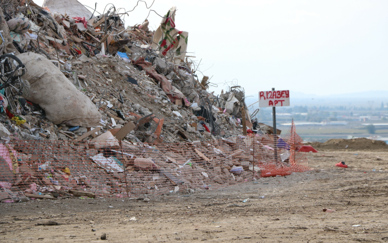 Bu moloz yığınları İzmir depreminde 114 kişiye mezar oldu