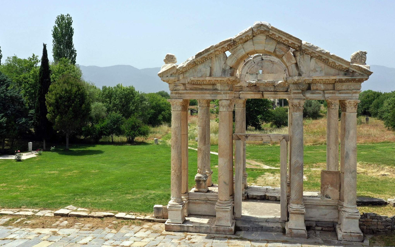 Aydın'da özel izinle antik kente defnedilmişti! Mezarı başında anıldı
