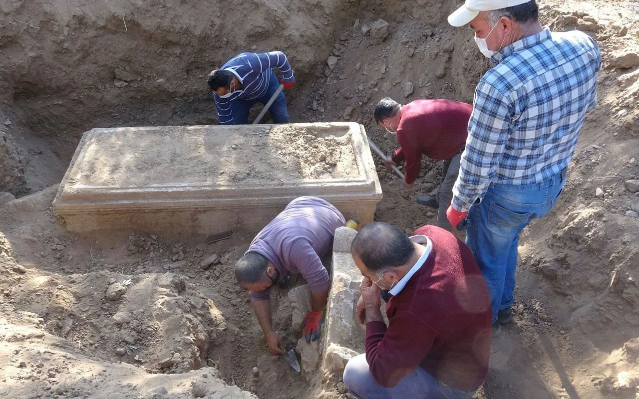 Aydın'da definecilerin kazdığı yerden çıktı! 2 bin 500 yıllık mezar kaçırılmadan ele geçirildi