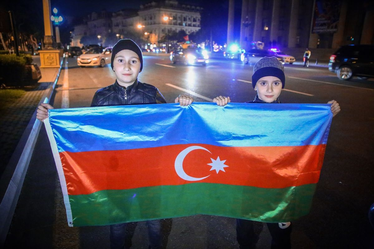 Azerbaycan'da zafer coşkusu! Dağlık Karabağ'da varılan zafer Azerbaycanlıları sokağa döktü