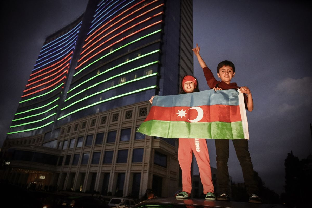 Azerbaycan'da zafer coşkusu! Dağlık Karabağ'da varılan zafer Azerbaycanlıları sokağa döktü