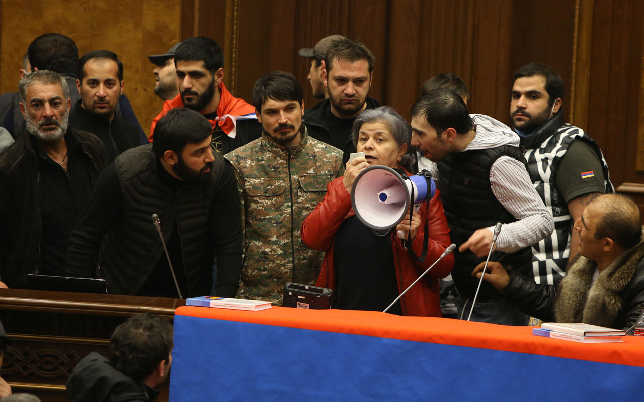 Ermenistan'da Paşinyan protestoları! Hükümet binası basıldı
