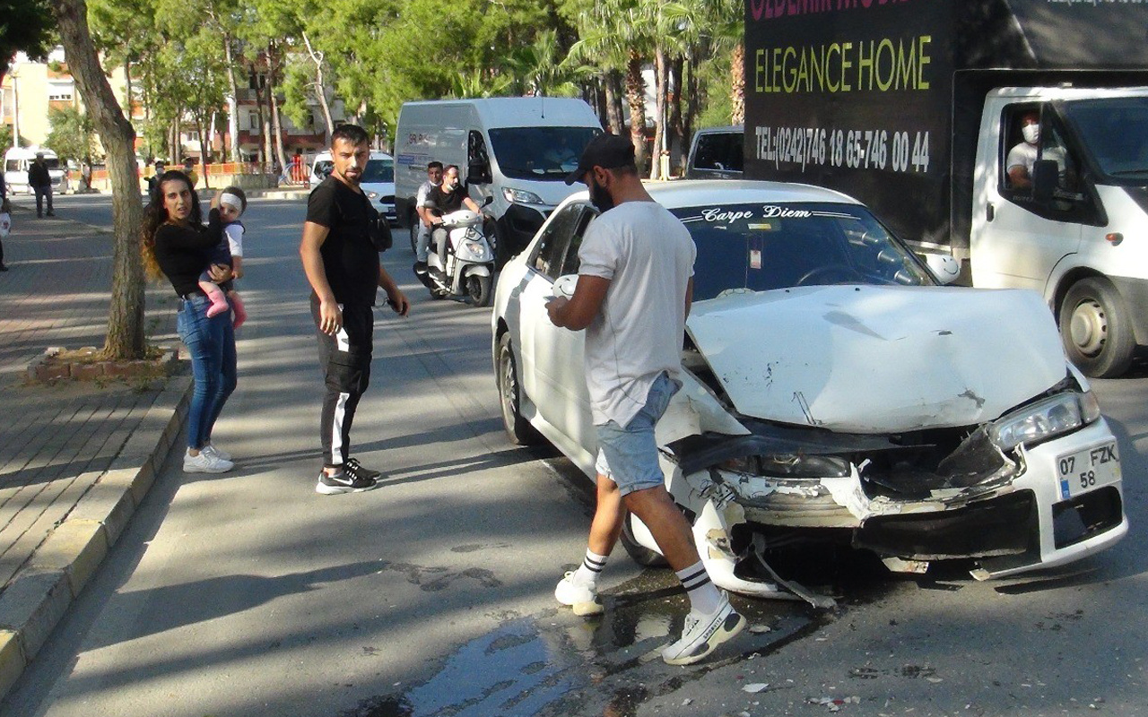 Antalya'da trafik kazasını izlemek için frene basınca olanlar oldu