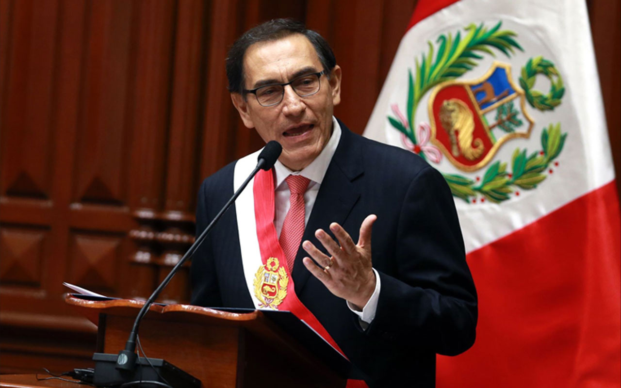 Peru'da Kongre, Devlet Başkanı Martin Vizcarra'yı görevinden azletti
