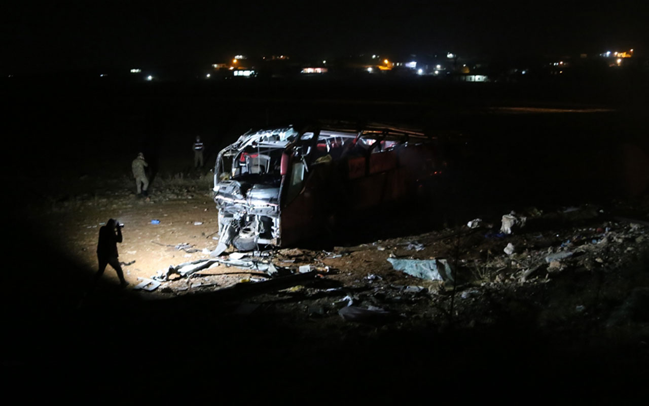 Şanlıurfa'da Iraklı turistleri taşıyan otobüs devrildi! 29 kişi yaralandı