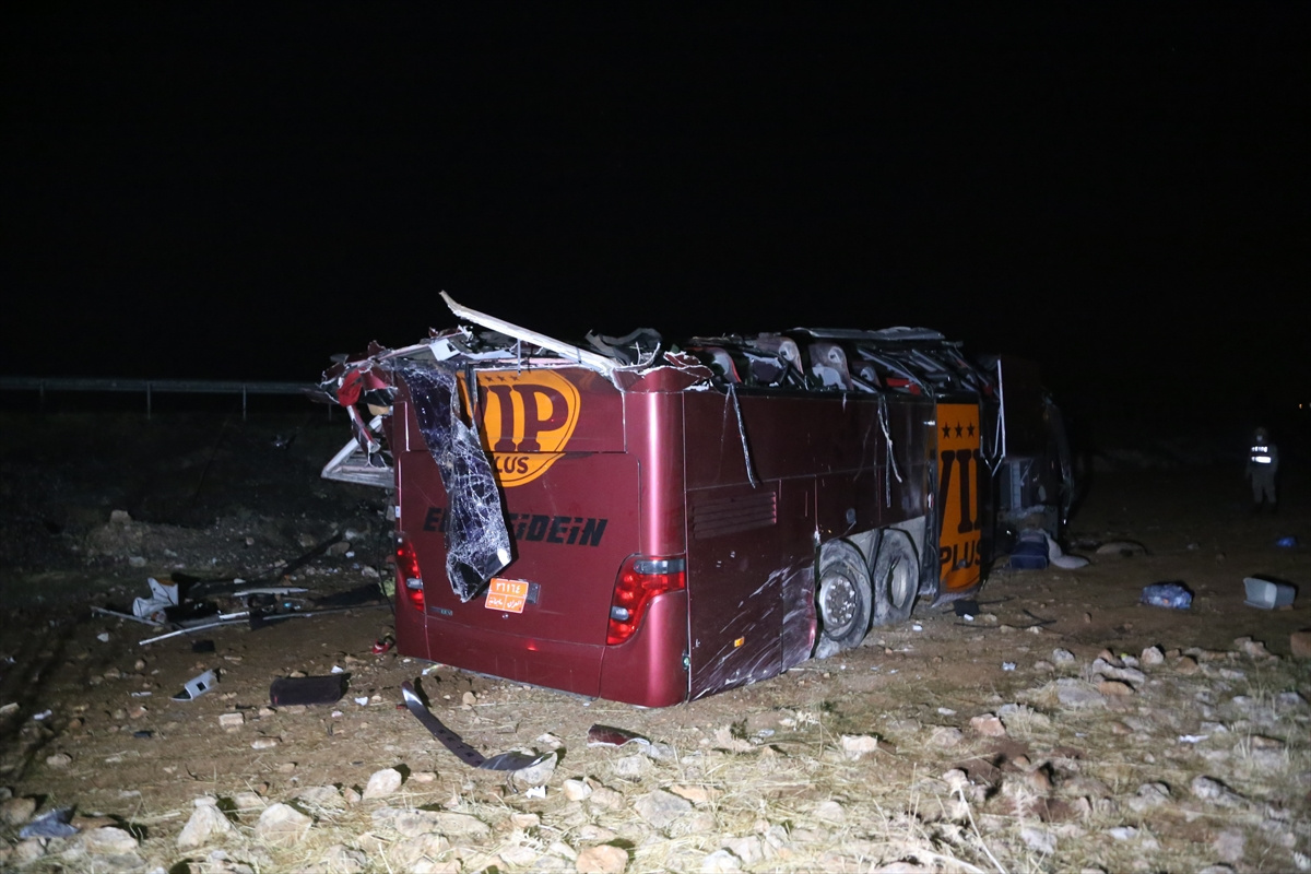 Şanlıurfa'da Iraklı turistleri taşıyan otobüs devrildi! 29 kişi yaralandı -  Internet Haber