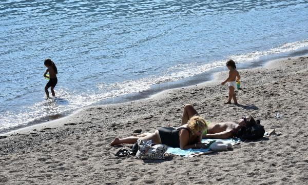 Muğla'da koronavirüse aldırış etmediler! Plajlara akın ettiler