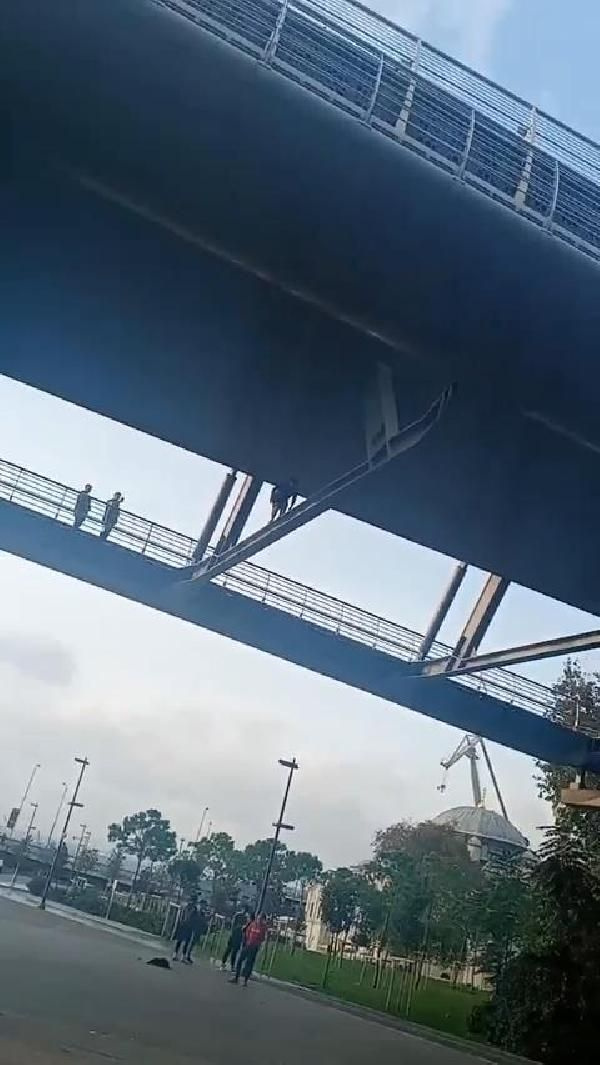 Tık uğruna yaptığına bak! Haliç Köprüsü'nde tehlikeli yürüyüş