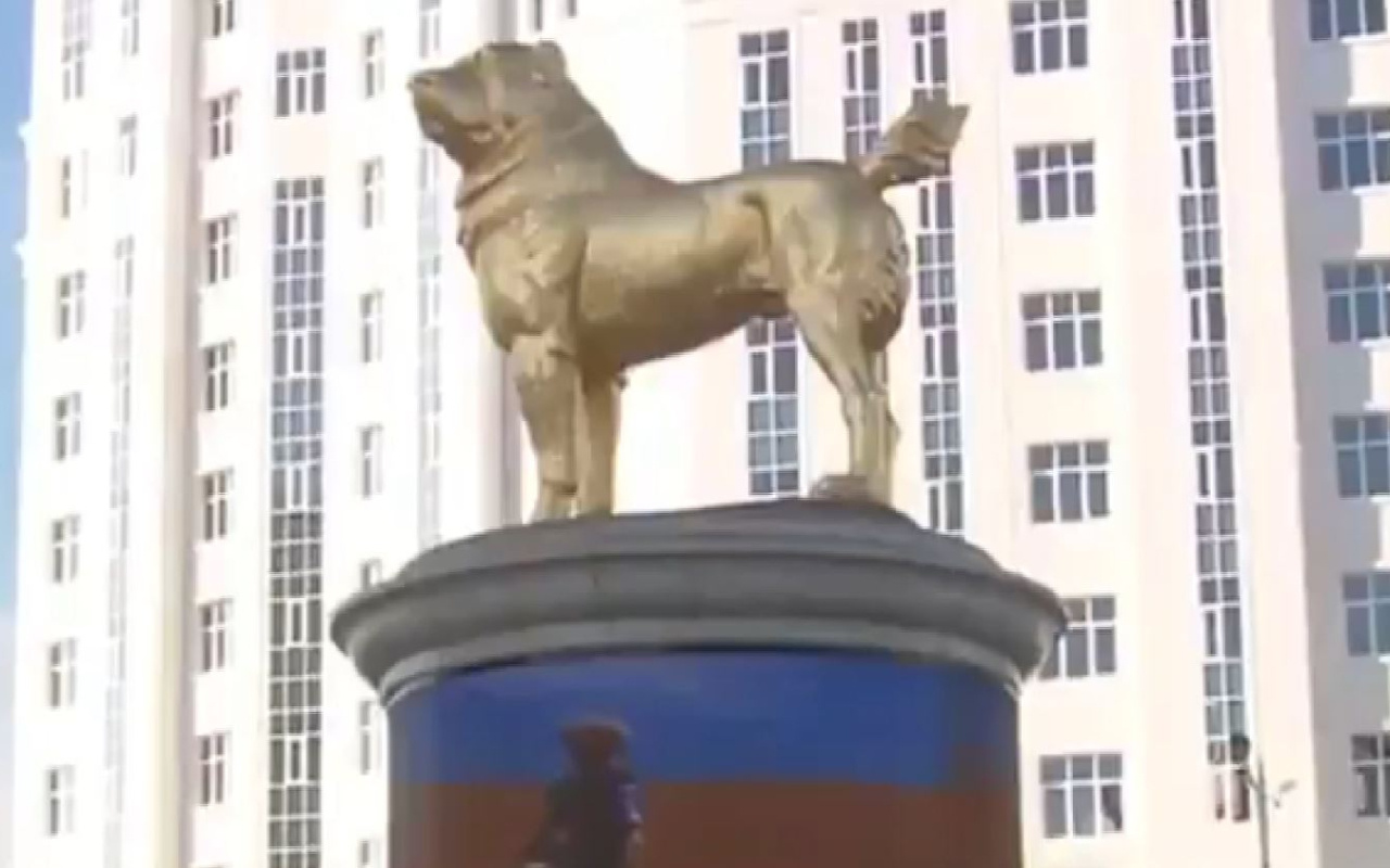 Türkmenistan Cumhurbaşkanı Berdimuhammedov'a köpek heykeli tepkisi