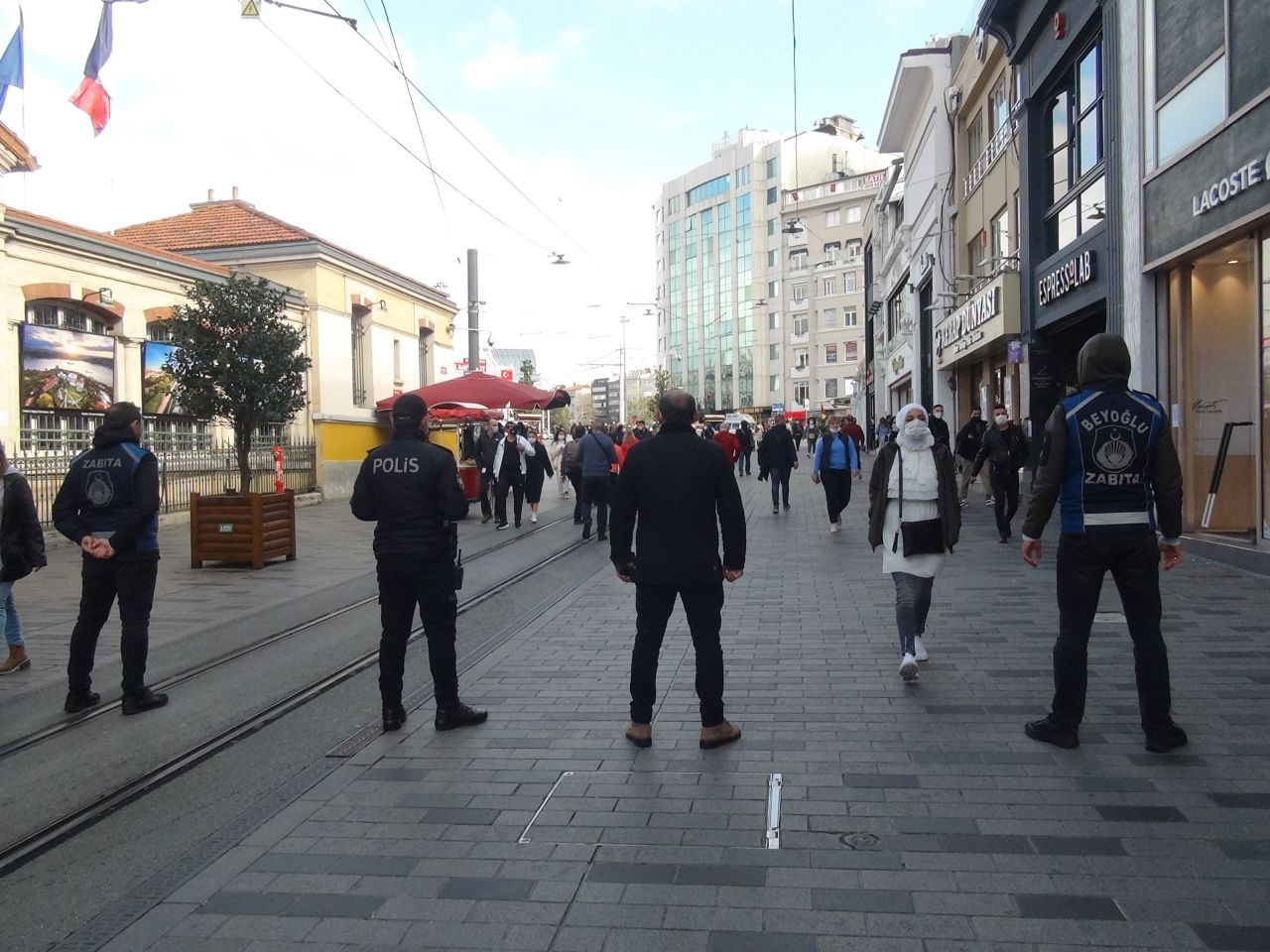 İstanbul'da korona 'kıran'a döndü! HES kırmızı alarm veriyor sokağa çıkma yasağı çağrısı