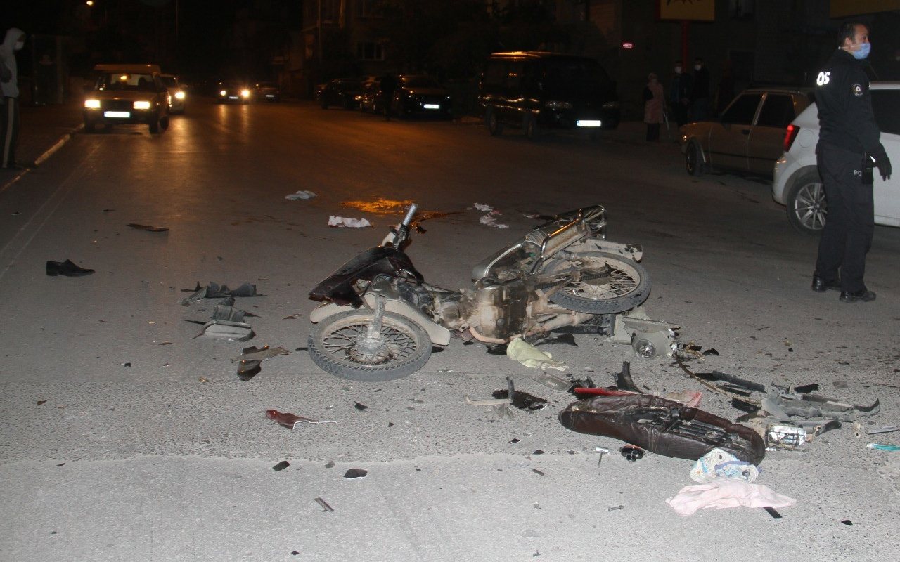 Konya'da otomobil motosiklet çarpıştı! Her şey etrafa saçıldı