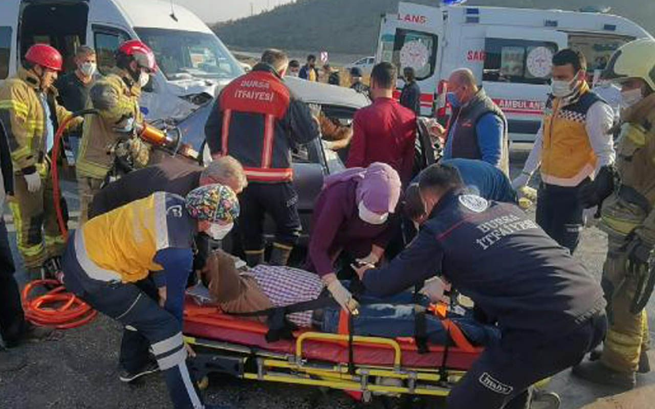 Bursa'daki kazada can pazarı! Araçta sıkışanlar oldu 2'si ağır 7 kişi yaralandı