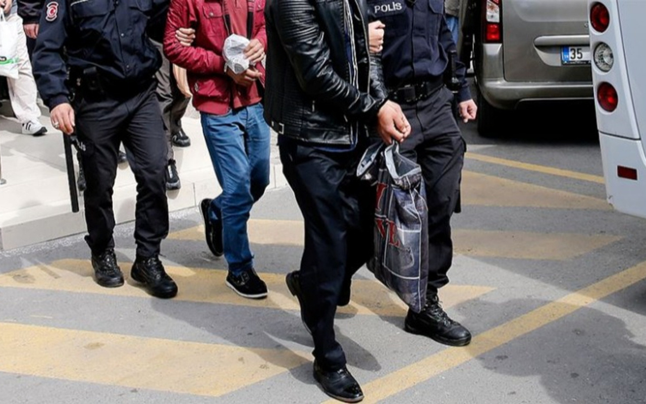 İzmir'de DEAŞ Türkiye sorumlusu Mahmut Özden'le  temaslı 5 zanlı yakalandı