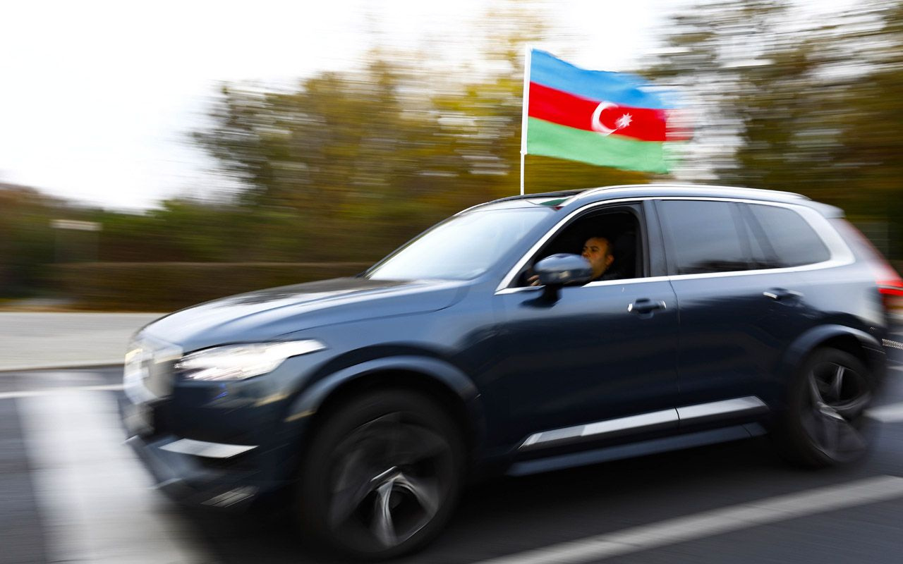 Avrupa'nın göbeğinde zafer konvoyu! Azerbaycan'ın Dağlık Karabağ başarısı kutlandı