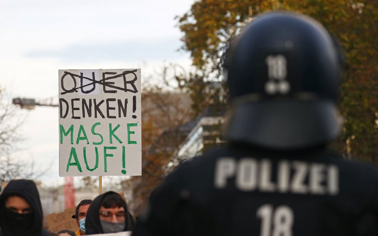 Almanya'da halk koronavirüs kısıtlamalarına tepki gösterdi! Polis şiddetle karşılık verdi