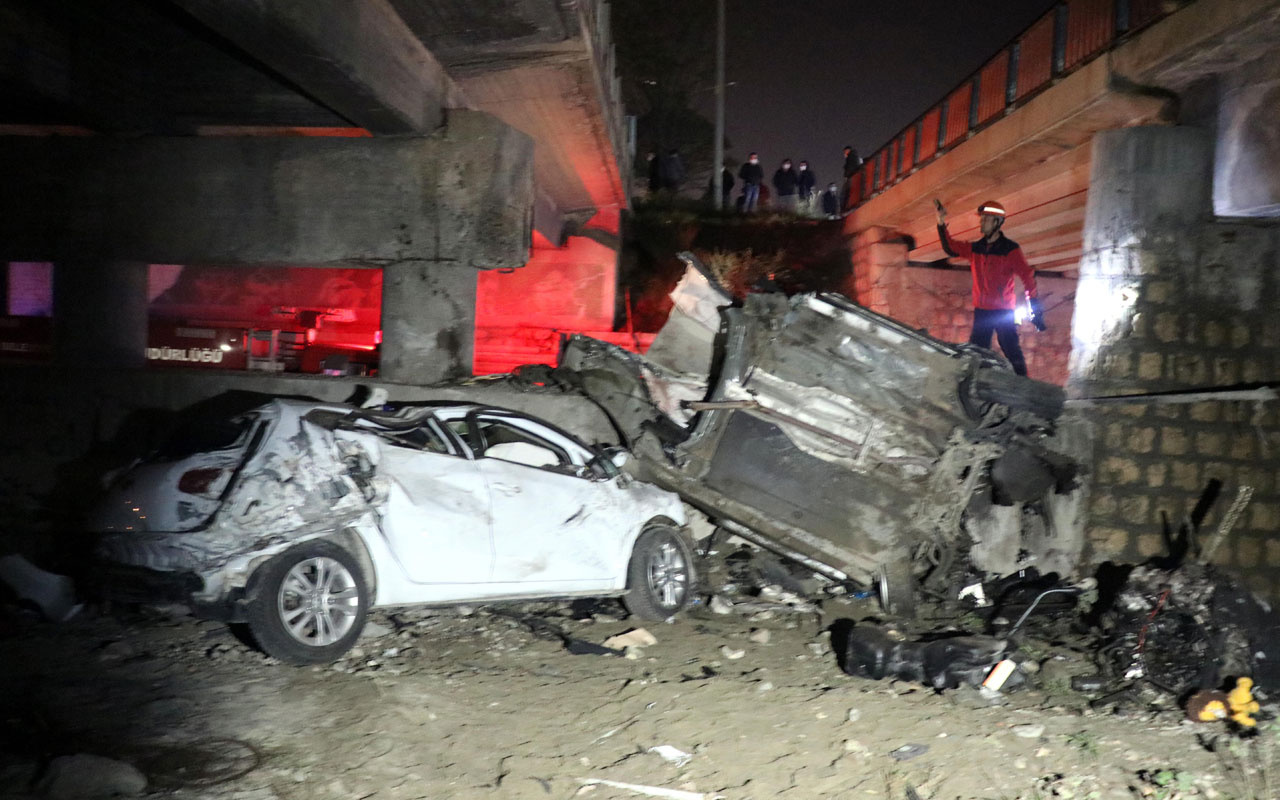 İki otomobil köprüden uçtu: 3 yaralı