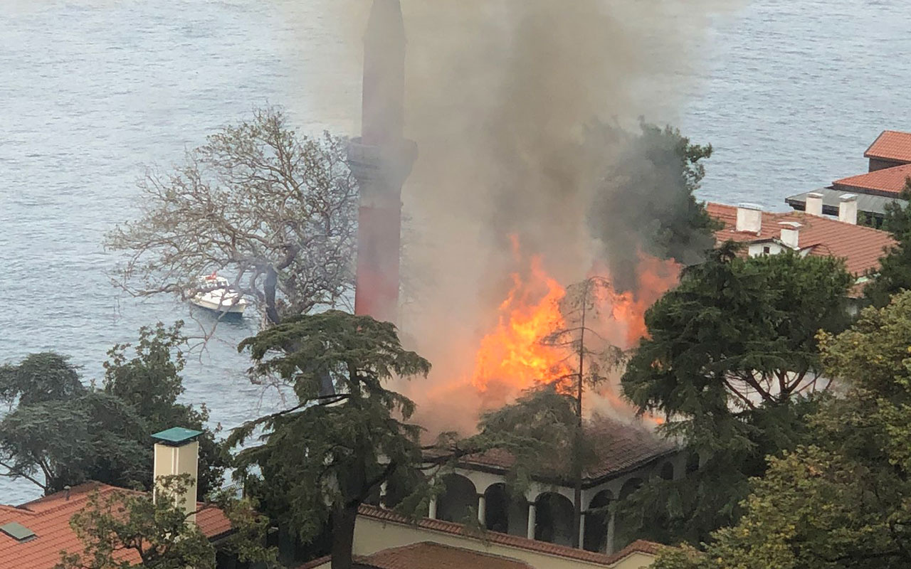 Üsküdar Çengelköy'ün sembolü tarihi Vaniköy Camisi cayır cayır yandı