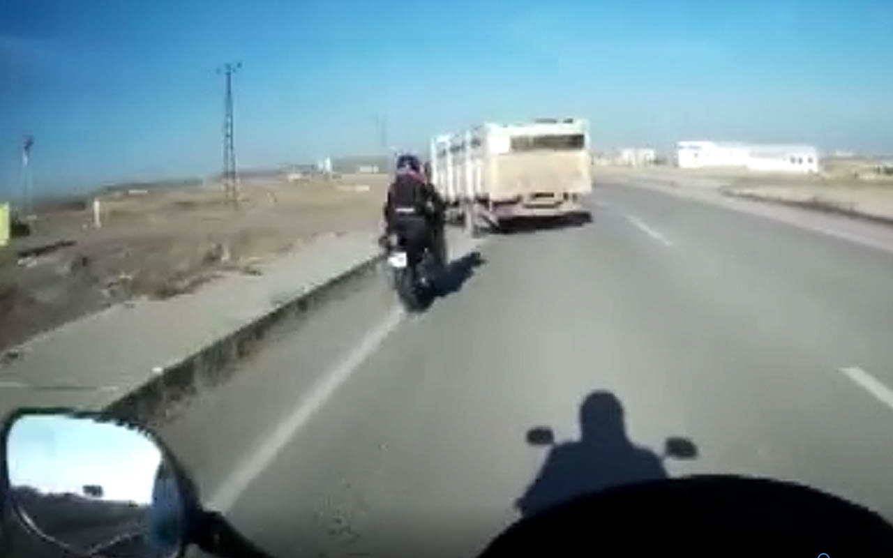 Kars'ta polis ağır yaralandı motosiklet kazası kameraya yansıdı