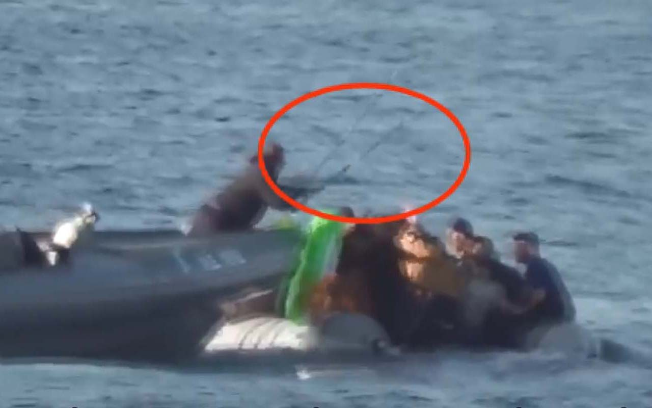 Sopalarla vuruyor ateş açıyor NATO gemisi izliyor! Yunanistan'ın Ege'de vicdansız davranışı