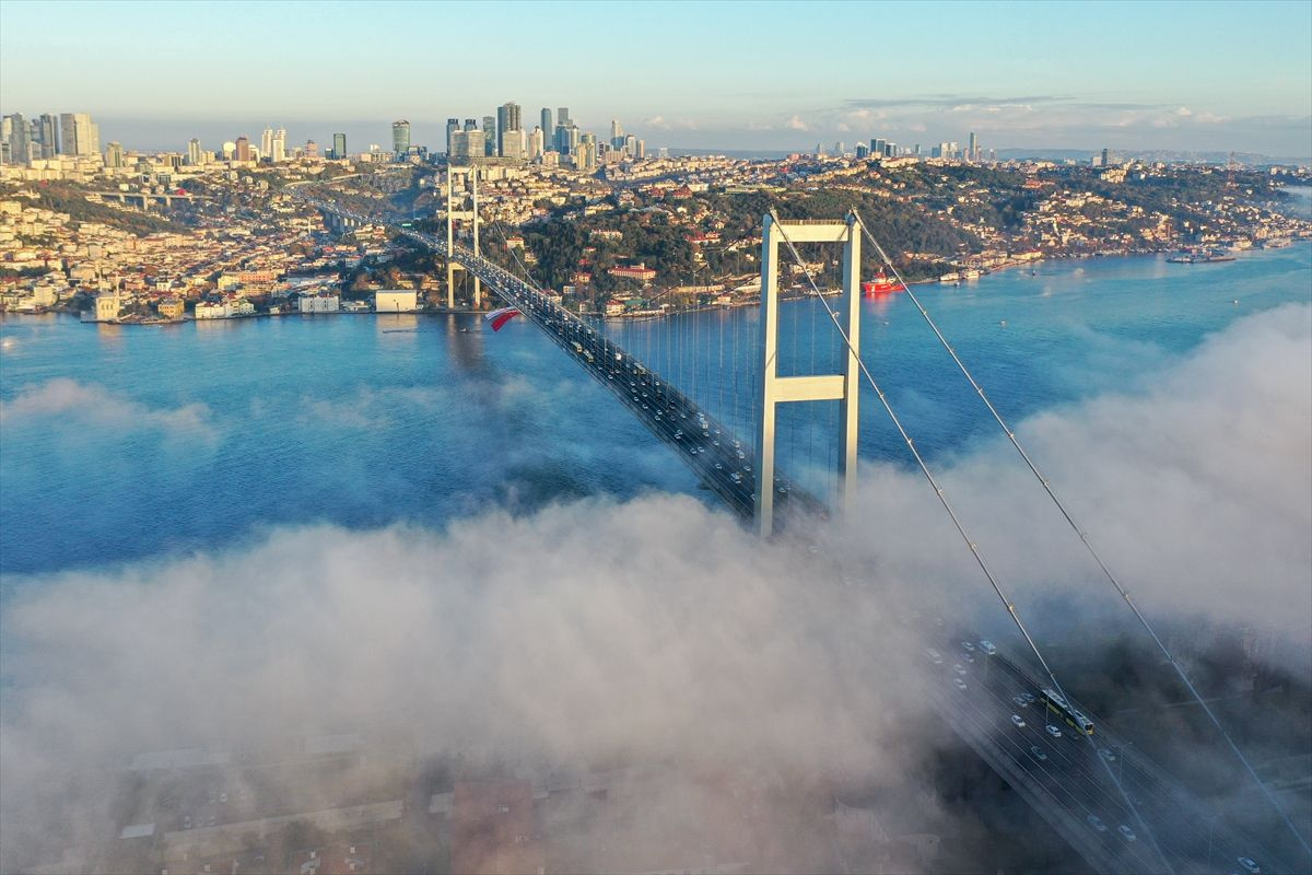 İstanbul'da etkili olan sis nefes kesen manzaralar oluşturdu