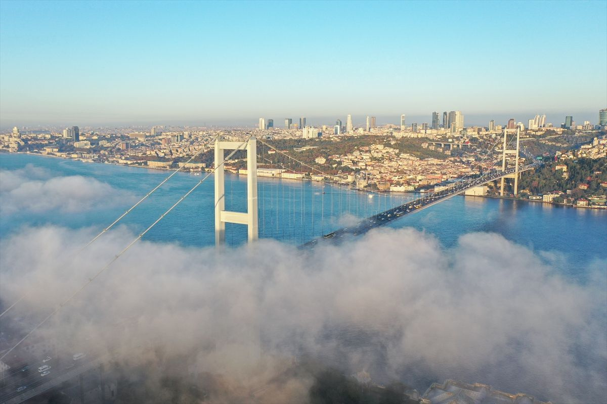 İstanbul'da etkili olan sis nefes kesen manzaralar oluşturdu