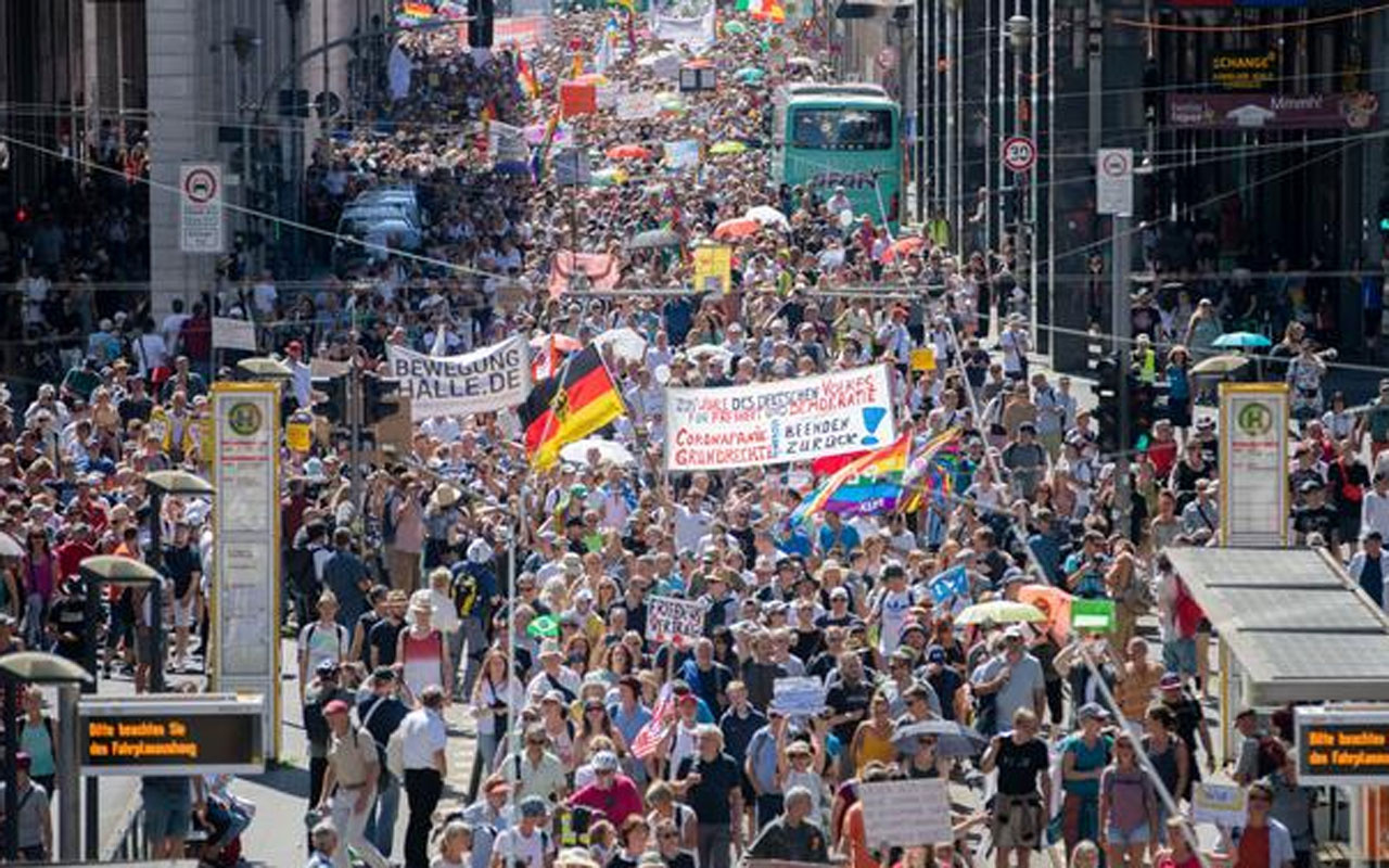 Berlin'de protesto! Koronavirüs yasakları Almanları sokağa döktü