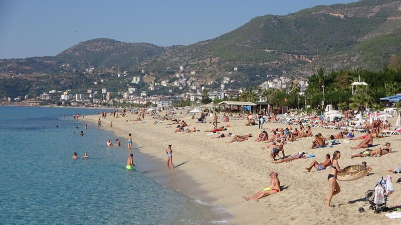 Antalya'da plajlar doldu taştı! Kimse koronavirüse aldırış etmedi