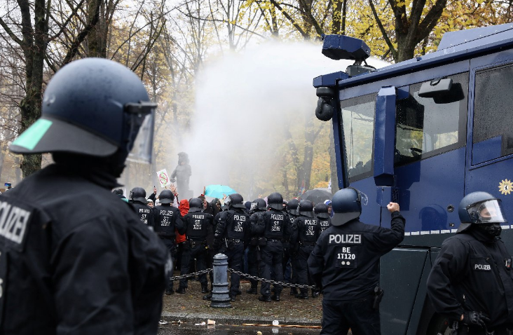 Berlin'de protesto! Koronavirüs yasakları Almanları sokağa döktü