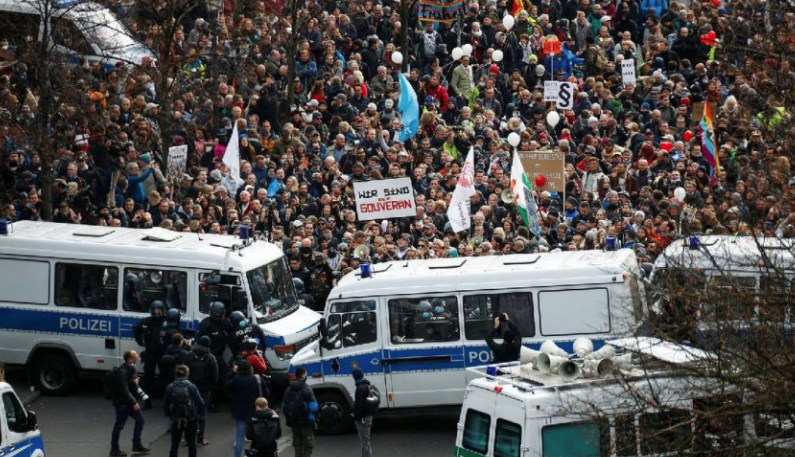 Berlin'de protesto! Koronavirüs yasakları Almanları sokağa döktü