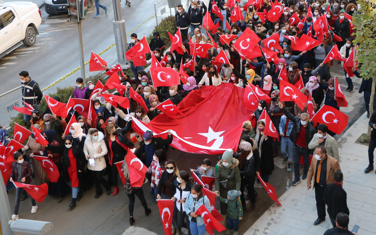 Diyarbakır HDP binası önündeki ailelere Hakkari'den destek yürüyüşü