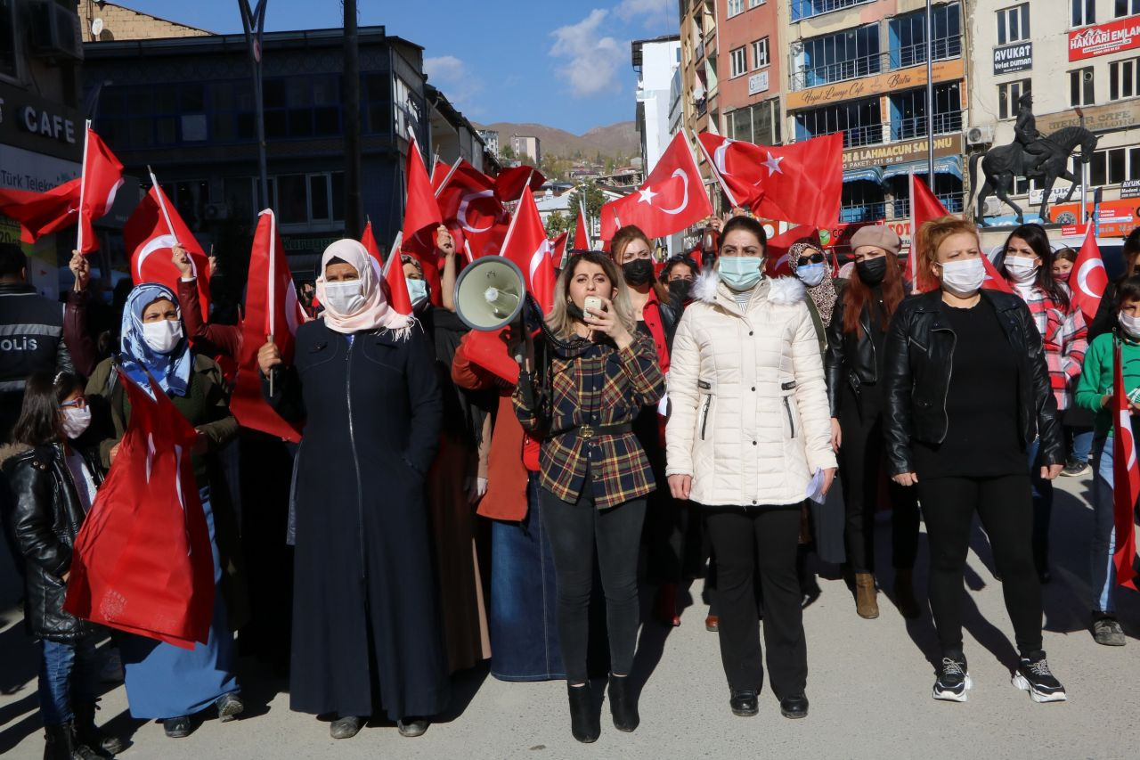 Diyarbakır HDP binası önündeki ailelere Hakkari'den destek yürüyüşü